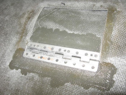 Glassed over both hinge halves