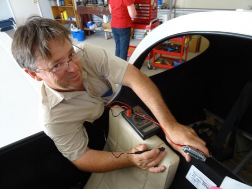 Paul P helping diagnose the lack of redings on the Dynon.