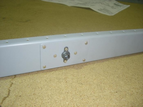 Riveted e610pp and e611pp and platenuts to the right elevator spar