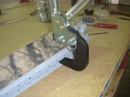 Riveting the spar with a longeron yoke