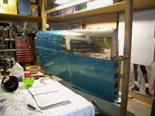 Left wing with fuel tank