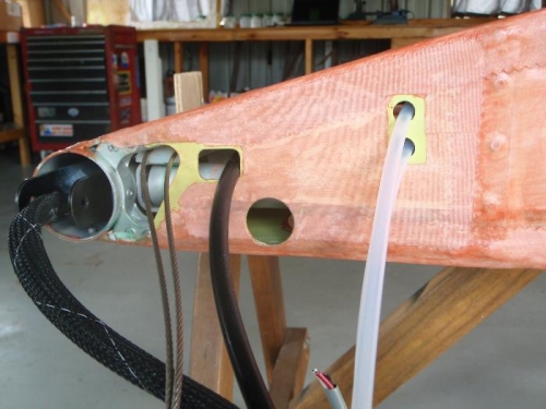 Modified rib rear plate for fuel hose exit