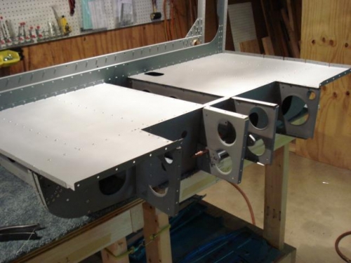 Baggage floor assembly with ribs.