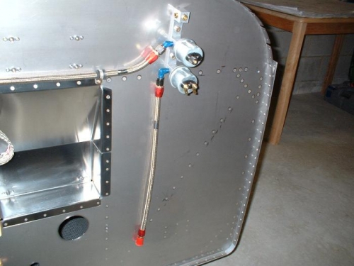 VA-102 fuel pressure hose installed on transducer