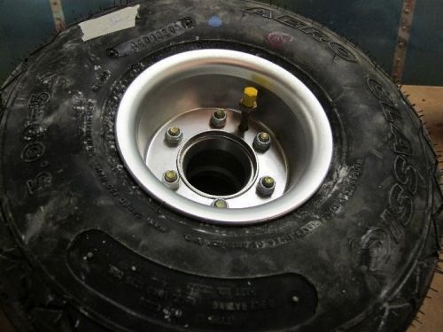 Main wheel and valve