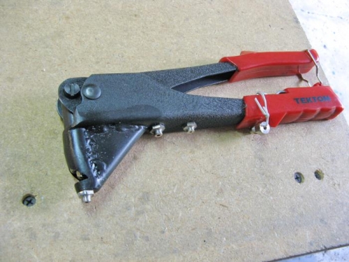 Tight space rivet puller