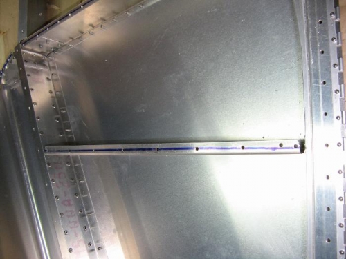 RH rib T04-02 bottom: Extra rivet.