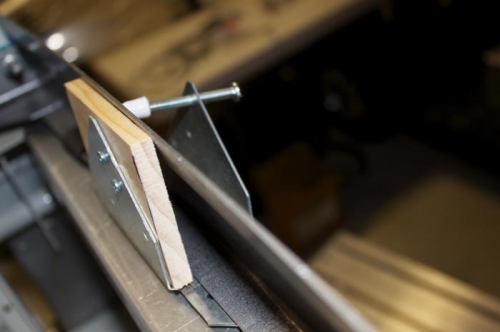 Wood just comes over to the inside of the rail and presses against it for clamping opposite force.