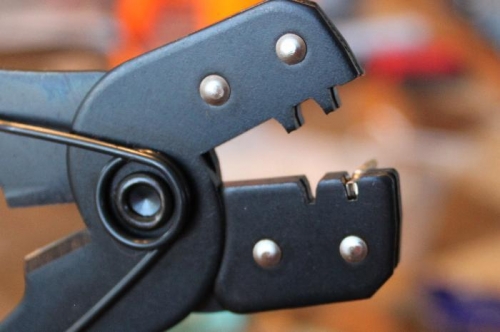 Gently push the D Sub pin into the tool to hold it.