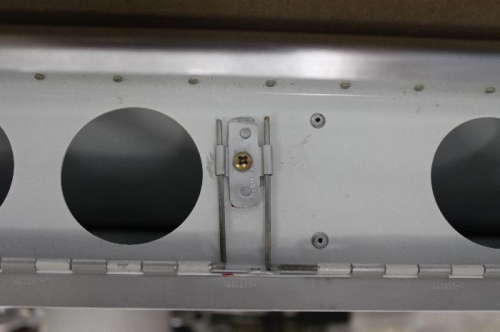 Screw retainer into nutplate.