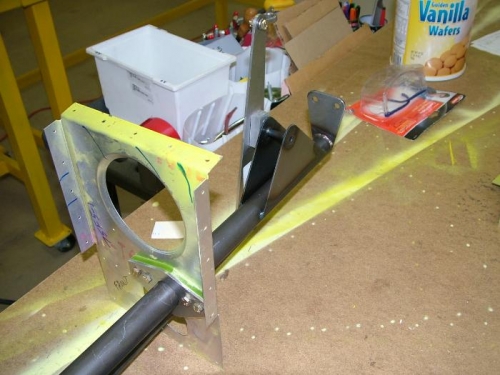 The elevator horn and link to R and L flaperons