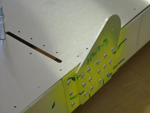 Rear strut attachment