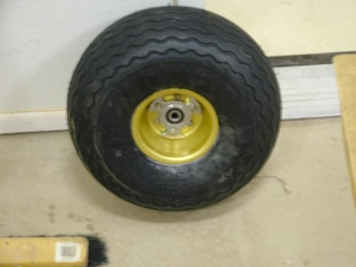 Tubeless nose wheel and tire