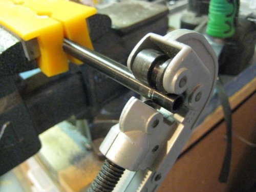 After measuring and marking the first 4 pushrods, I cut with a plumbing pipe cutter.