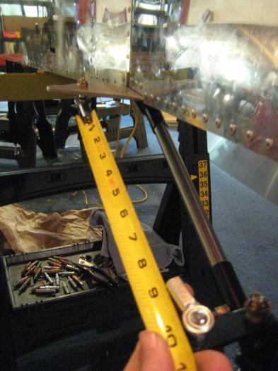 Measuring between the rod end bearings in place