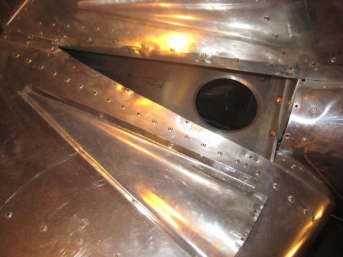 The fairing below, had been riveted on. Now I added nut plates.