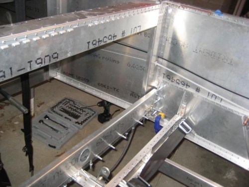 Rear spar carty through at the right, rear