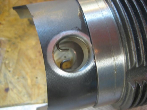 1st wrist pin clip is installed on the side of the piston closest to the flywheel.