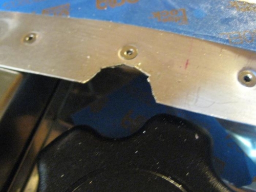 Notch for the fuel vent