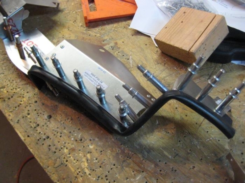 Continuous seal across most of the left side of the lower baffle.