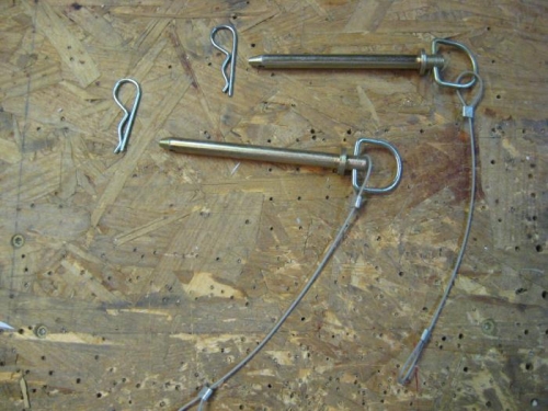 2 trailer hitch pins and clips