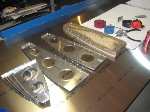 4 last nose ribs done, 2 man ribs bent, 1 main rib in blocks.