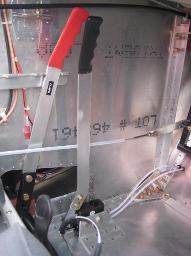 Handle (black) at rest.