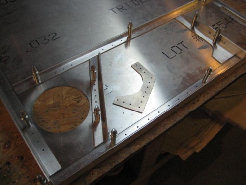 Angles installed at the rear of the panel