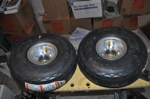 Main wheels with tires