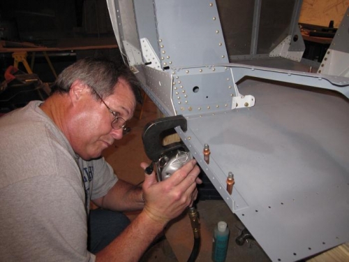 Riveting the lower longerons to the F-822-1 fwd floor panel