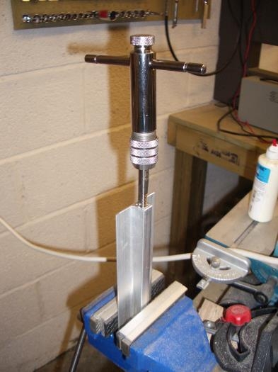 Bracket in mid-thread cutting