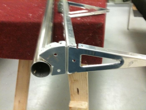 Outboard rib and counterwieght bracket detain