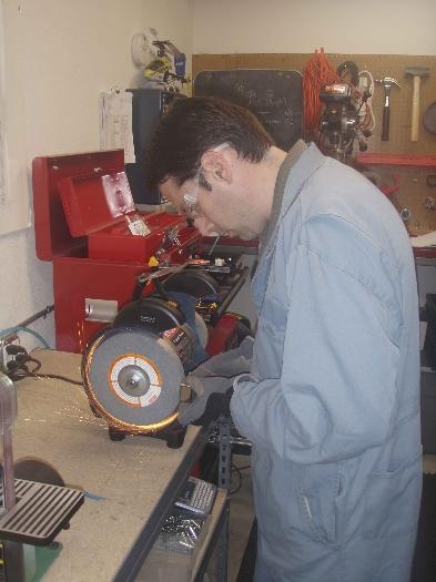 Grinding a bucking bar