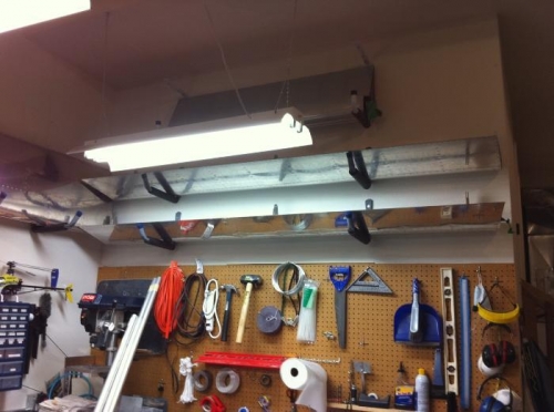 Flaps and ailerons are mounted