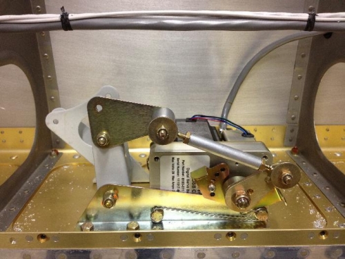 Autopilot roll servo