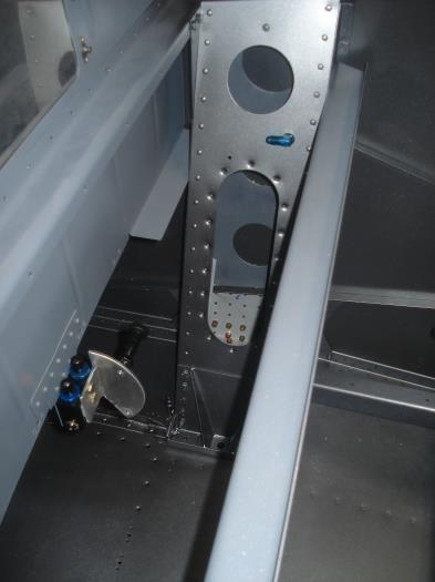 Right gear tower with a fitting for the brake line