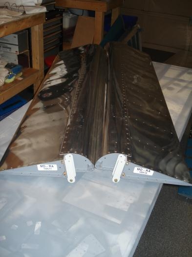 Left and riget ailerons closed