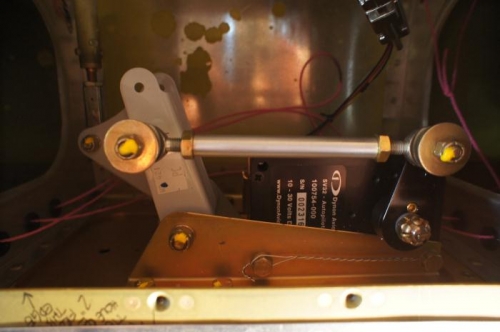 AP roll servo, pink string to be removed.