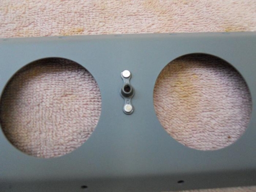 Riveted nutplate for pin retainer to flap brace