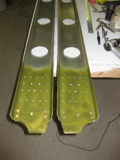 Root ends of the two rear spars