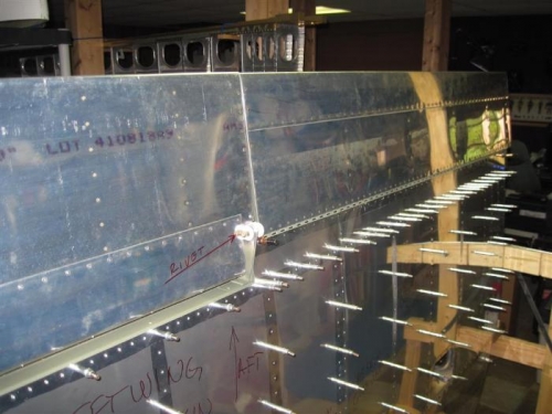 Left wing with the flap mounted in the right position.