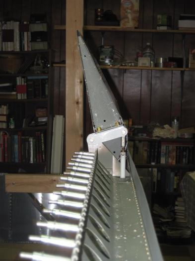 Down aileron (right turn)