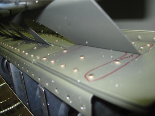 Hard to see, but there are small specks of aluminum on cobwebs between the brace and spar.