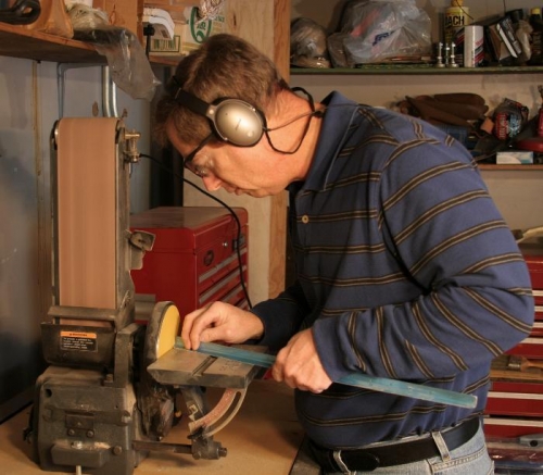 Using Rotary Sander to Fiinish Trim Edges of R-915 Stringers
