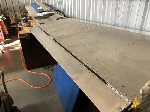 Right aileron in neutral position