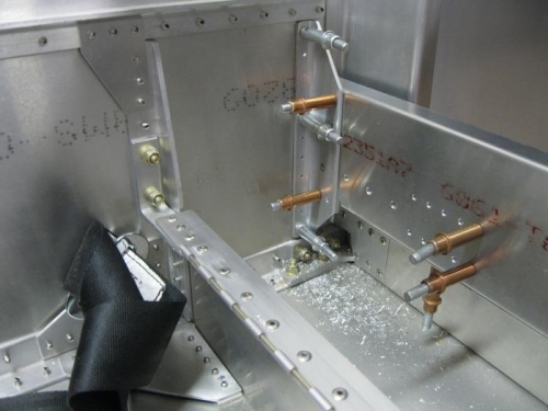 Rear carrythrough and attach angle