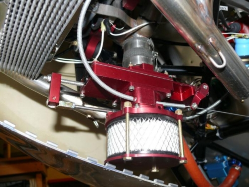 pushes on cowl just enuff to prevent closure